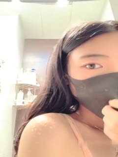 少女的身体被婴儿湿润的身体所诱惑。